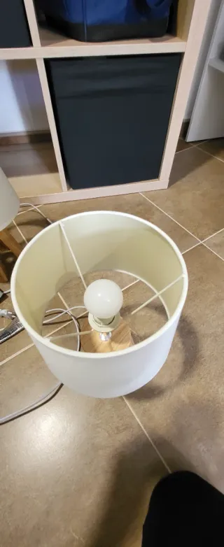 Lampada da tavolo a treppiede in tessuto e legno