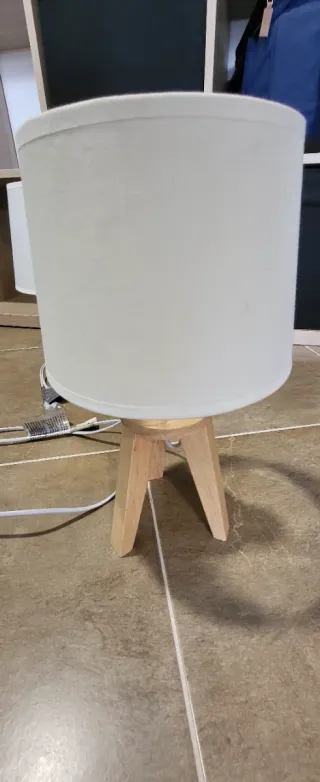 Lampada da tavolo a treppiede in tessuto e legno