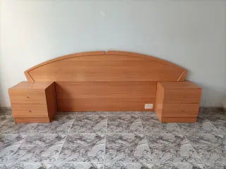 Cabecero y 2 mesitas de noche de madera