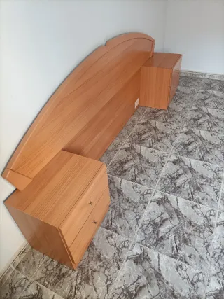 Cabecero y 2 mesitas de noche de madera
