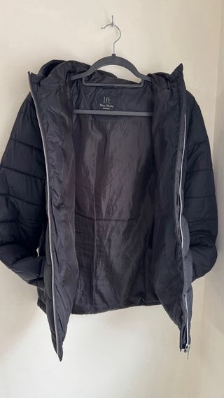 Chaqueta acolchada negra con capucha