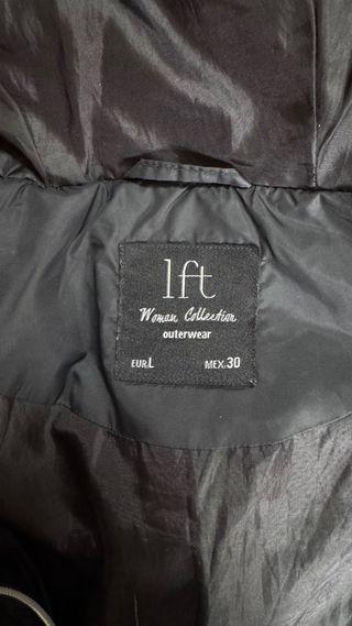 Chaqueta acolchada negra con capucha