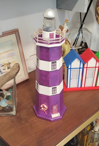 Faro decorativo fatto a mano viola e bianco