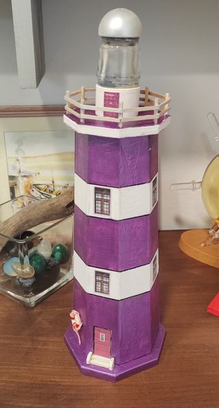 Faro decorativo fatto a mano viola e bianco