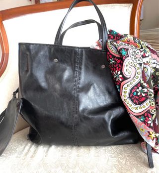 Bolso de piel negro con neceser