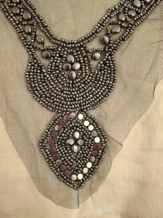 Cuello pedrería y abalorios