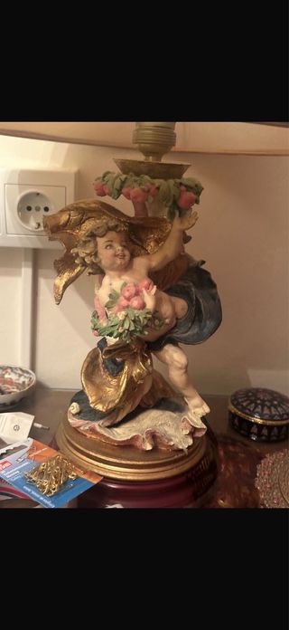 Lampada da tavolo classica con figura angelica