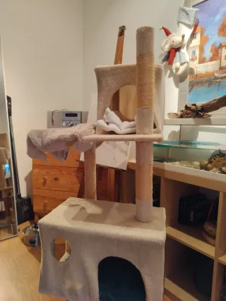 Casa para gatos de varios niveles