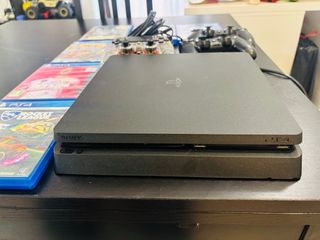 Console PS4 nera + 5 giochi e 2 controller