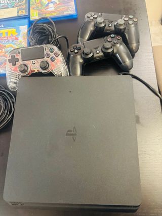 Console PS4 nera + 5 giochi e 2 controller