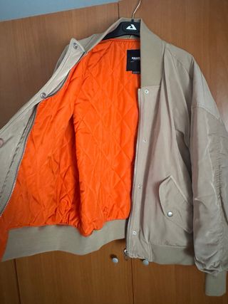 Chaqueta bomber Pull & Bear beige forro naranja