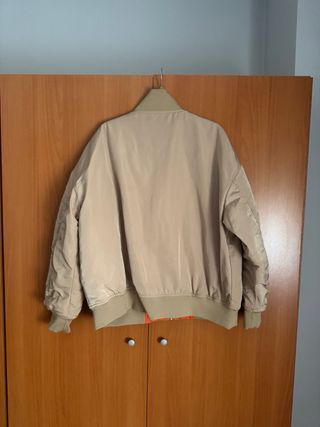 Chaqueta bomber Pull & Bear beige forro naranja