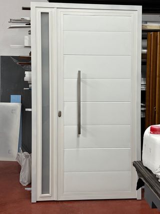 Puerta de entrada moderna blanca y negra