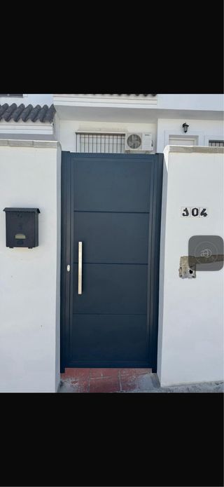 Puerta de entrada moderna blanca y negra