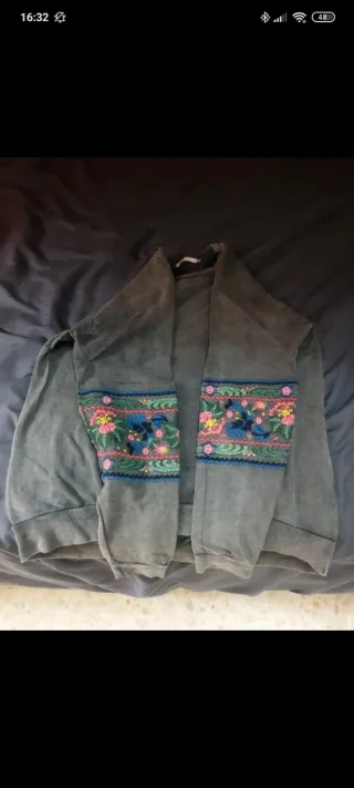 Sudadera gris con bordado floral