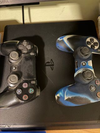 PS4 + 2 Mandos + 8 Juegos