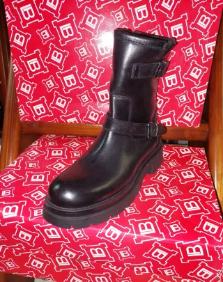 Stivaletto donna pelle nera fibbie