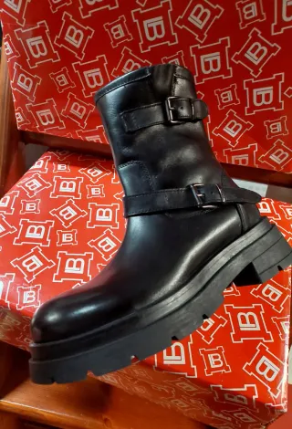 Stivaletto donna pelle nera fibbie