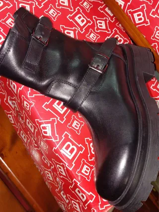 Stivaletto donna pelle nera fibbie