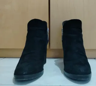 Stivaletti neri con tacco