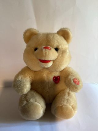 Orsetto peluche con cuore rosso