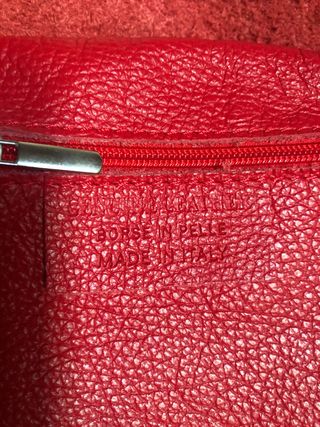 Bolso de piel rojo
