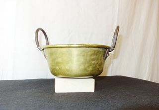 Perol antiguo de latón con asas