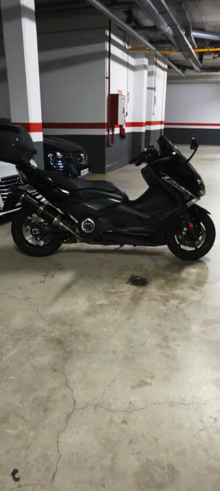 Yamaha T-MAX Negra