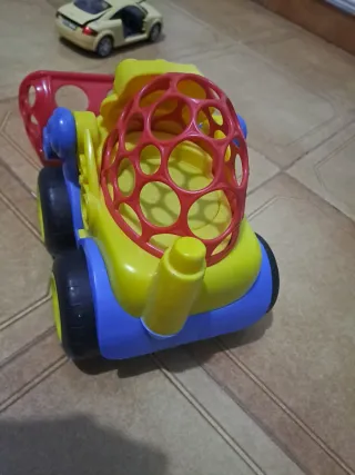 Cargador de juguete amarillo y rojo