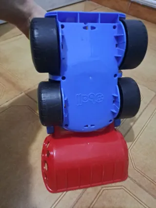 Cargador de juguete amarillo y rojo