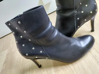 Botines negros piel tachas 39