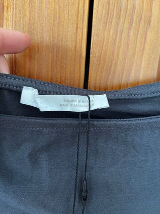 Camiseta hombros descubiertos Zara