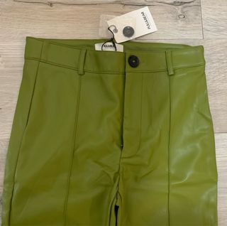 Pantalón efecto piel verde oliva