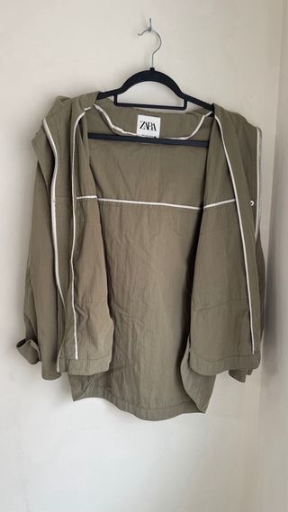 Chaqueta Zara verde oliva con capucha