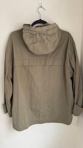 Chaqueta Zara verde oliva con capucha