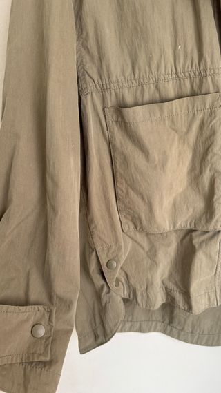 Chaqueta Zara verde oliva con capucha