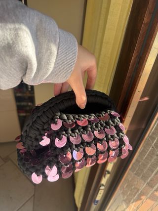 Clutch con paillettes nere e rosa