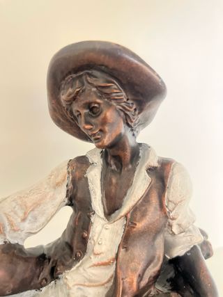 Figura bronce envejecido peana madera