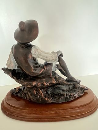 Figura bronce envejecido peana madera