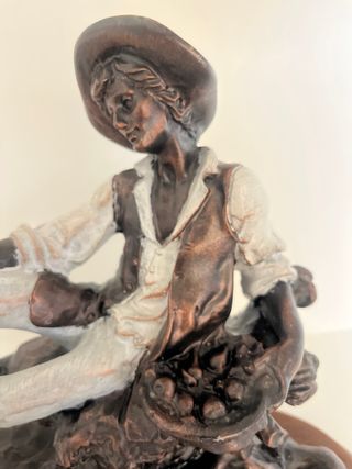 Figura bronce envejecido peana madera