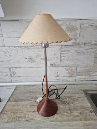 Lampada da tavolo in legno e metallo