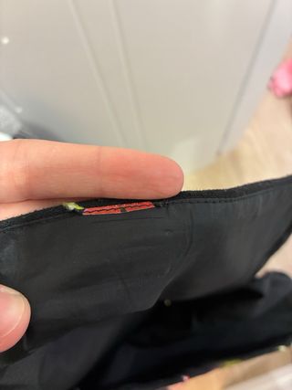 Falda Desigual Negra con Hilos de Colores