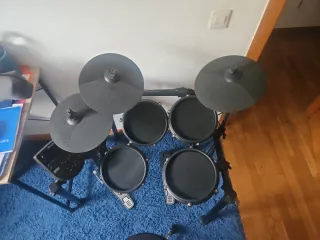 Batería Electrónica Alesis Nitro Kit + Banqueta