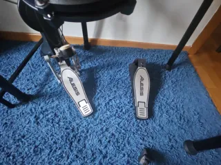 Batería Electrónica Alesis Nitro Kit + Banqueta