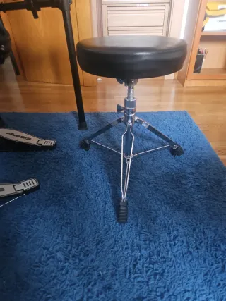 Batería Electrónica Alesis Nitro Kit + Banqueta