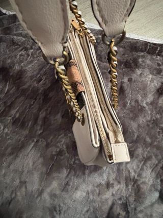 Bolso Guess Blanco y Dorado