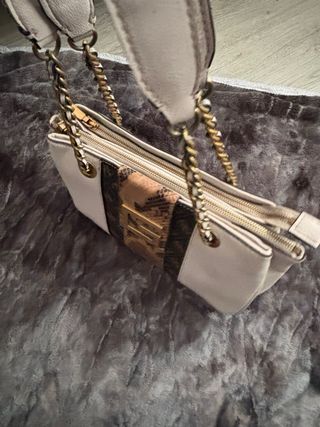 Bolso Guess Blanco y Dorado