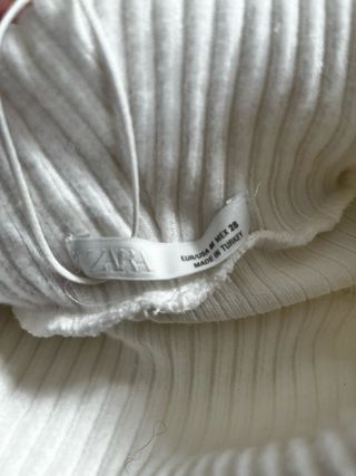 Jersey Zara canalé cuello alto blanco
