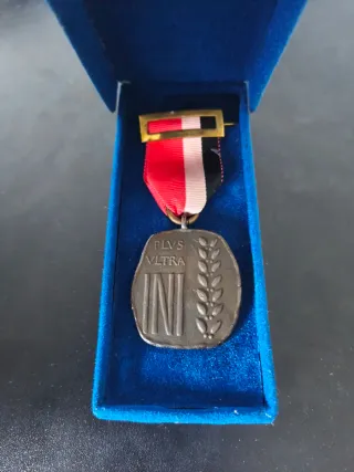 Medalla Plus Ultra con cinta tricolor