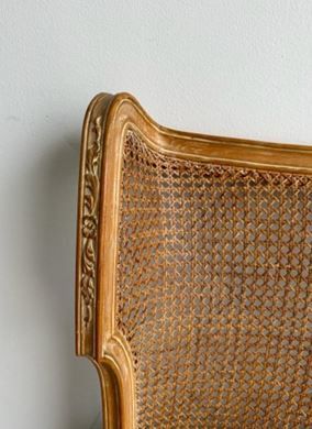 Cabecero de cama antiguo de madera y ratán